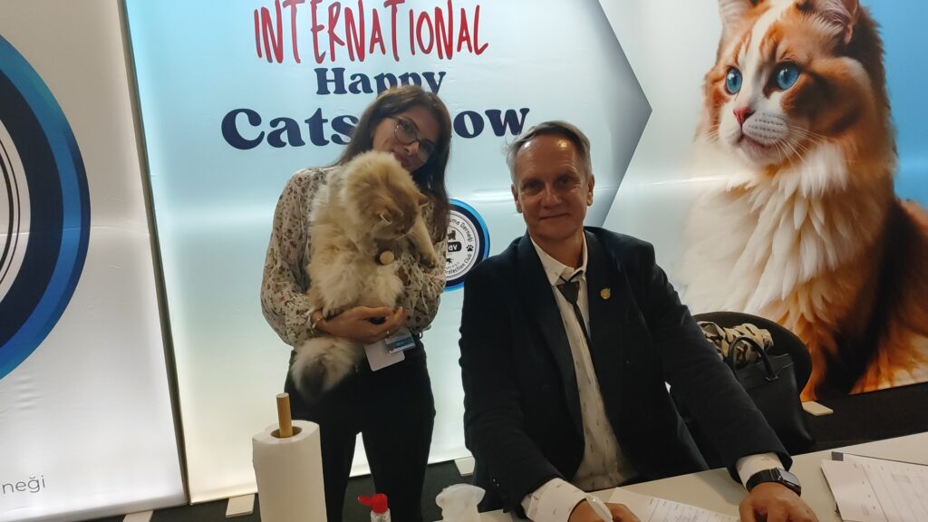 eminay & wcf judge wojciech albert kurkowski at international happy cats show